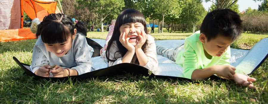 The children lay on the moisture-proof pad out in the yard