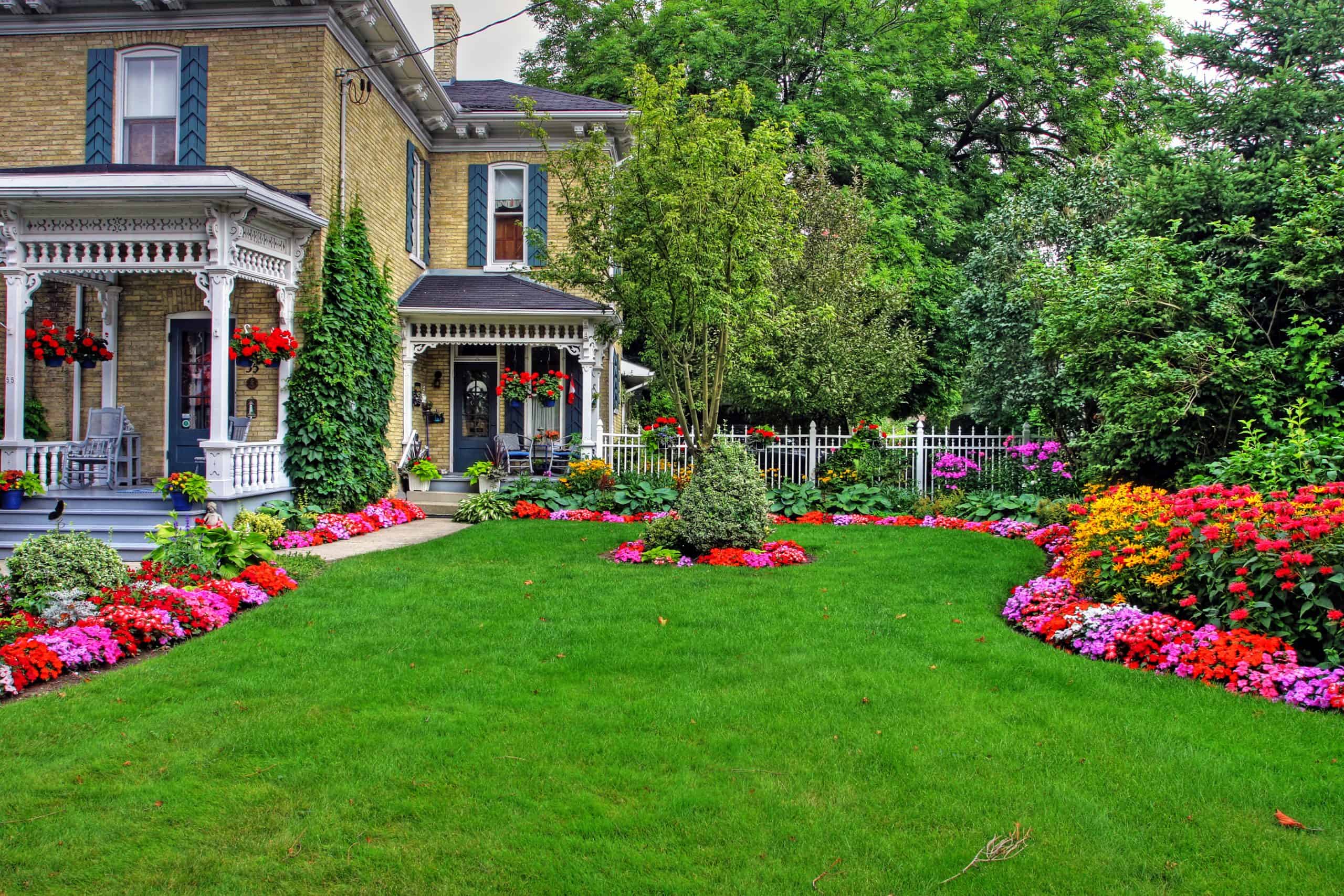 Около дома был сад. Миксбордеры Викторианский стиль\. Сад в викторианском стиле. Гарден Хаус ландшафт. Красивый домик с садом.